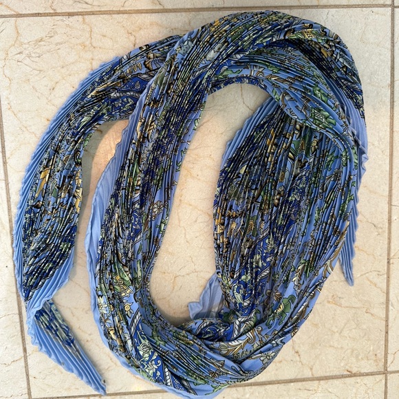 Hermes plissé silk cerulean blue scarf - Picture 2 of 8